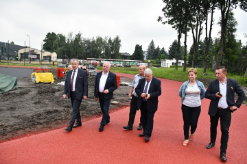 Wiceminister Sportu sprawdził poziom realizacji przebudowy boiska ZS Nr 2